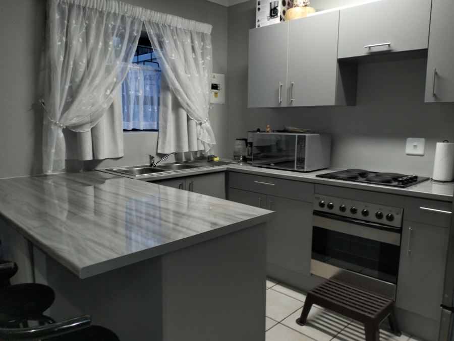 To Let 2 Bedroom Property for Rent in Wavecrest Eastern Cape